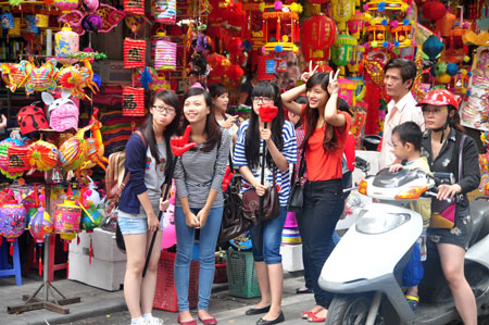 Cảnh[-]giác[-]trước[-]thông[-]tin[-]đèn[-]lồng[-]in[-]chữ[-]Tam[-]Sa